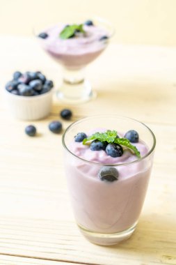 Taze yaban mersinli ev yapımı yoğurt