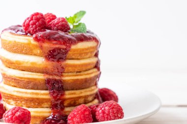 Taze ahududu ve frambuaz sos ile gözleme