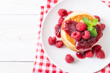 Taze ahududu ve frambuaz sos ile gözleme