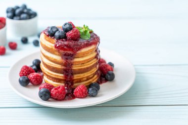 Taze ahududu ve yabanmersinli gözleme.