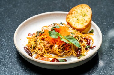 sarımsak ve karides tavada kızartılmış spagetti yumurta plaka üzerinde