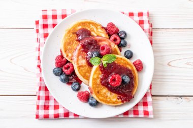 Taze ahududu ve yabanmersinli gözleme.