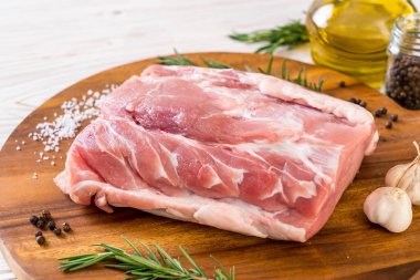 taze domuz ham filetosu ahşap tahta üzerinde