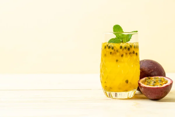 新鮮で氷のような情熱フルーツジュース 健康的な飲み物 — ストック写真