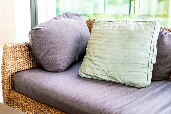 Dekorasyon için kanepede rahat yastık