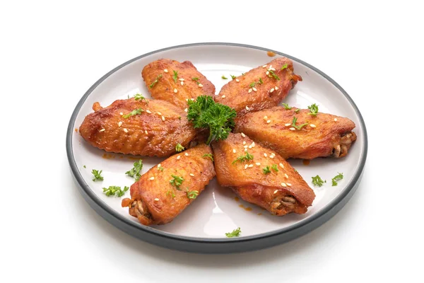 Bakad Barbecue Kycklingvingar Med Vit Sesam Isolerad Vit Bakgrund — Stockfoto