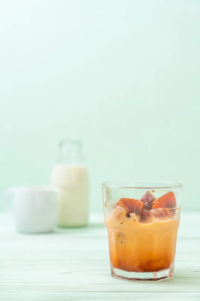 Тайський Чайником Льоду Куб Молока Фоні Деревини — стокове фото