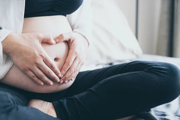 Joven Hermosa Mujer Embarazada Asiática Sosteniendo Sus Manos Forma Corazón — Foto de Stock