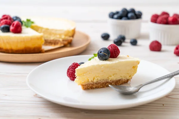 Homemade Cheesecake Fresh Raspberries Blueberries — Stock Photo, Image