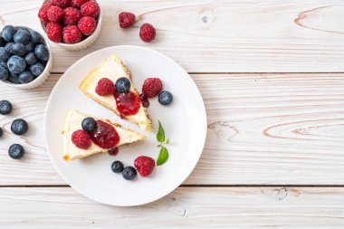 Ev yapımı cheesecake taze ahududu ve yaban mersini ile