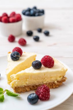 Ev yapımı cheesecake taze ahududu ve yaban mersini ile