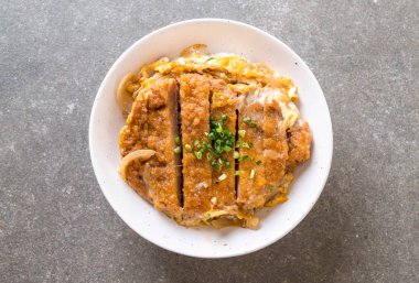Kızarmış domuz pirzolası kasesi (Katsudon) - Japon yemek tarzı