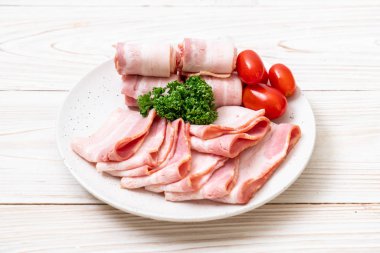 Çiğ domuz pastırma tabağa dilimlenmiş