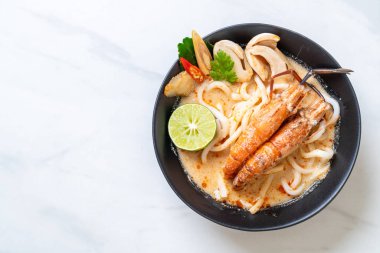 Baharatlı karides udon ramen noodle (Tom Yum Goong) - Japon füzyon gıda tarzı