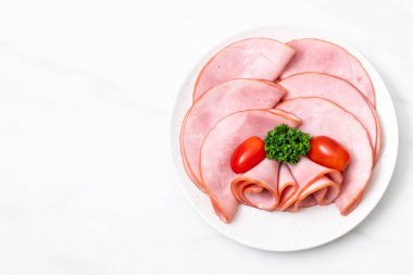 tabağa dilimlenmiş jambon füme