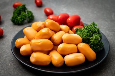 domuz eti kokteyl sosisi plaka üzerinde