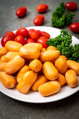 domuz eti kokteyl sosisi plaka üzerinde