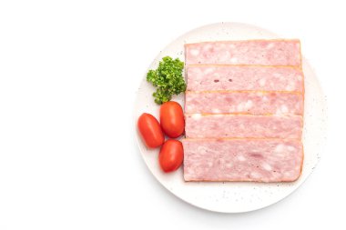 Beyaz arka planda dilimlenmiş pastırma ızgarası.