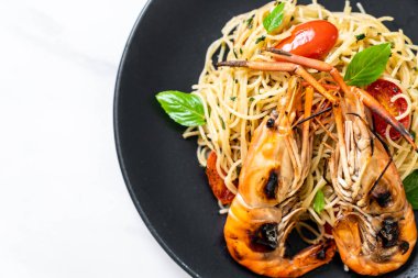 ızgara karides ve domates - İtalyan Füzyon gıda tarzı ile tavada kızartılmış spagetti