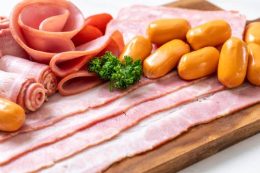 pastırma, sosis, jambon füme ve barbekü pastırma ahşap tahta üzerinde