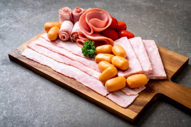 pastırma, sosis, jambon füme ve barbekü pastırma ahşap tahta üzerinde