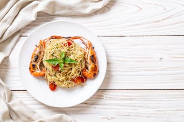 ızgara karides ve domates - İtalyan Füzyon gıda tarzı ile tavada kızartılmış spagetti
