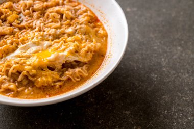 Tay baharatlı şehriye kase (Tom Yum Kung)