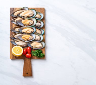 malzemelerle ahşap tahta üzerinde taze midye