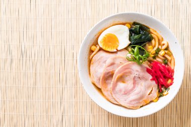 Baharatlı miso udon ramen noodle ile domuz eti - Japon gıda tarzı