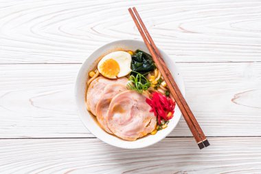 Baharatlı miso udon ramen noodle ile domuz eti - Japon gıda tarzı