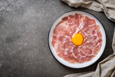 taze dilimlenmiş domuz ham yumurta pişirme veya shabu shabu ve sukiyaki yapma ile