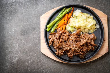 sıcak plaka - Asya tarzı domuz biftek dilimlenmiş