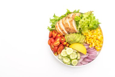 Tavuk göğsü beyaz arka plan üzerinde izole ile sağlıklı salata kasesi