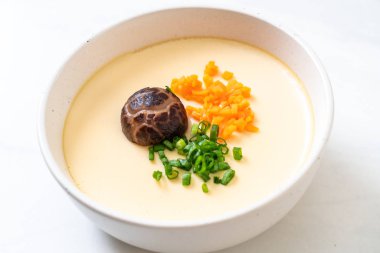 sebze, mantar ve havuç ile ev yapımı haşlanmış yumurta