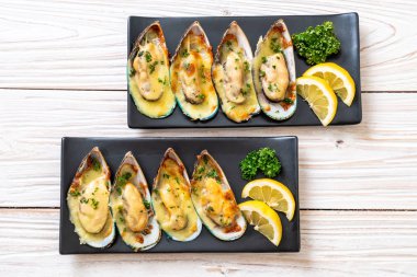 Peynirli taze midye.