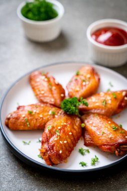 Beyaz susamlı ızgara tavuk kanadı.