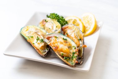 Peynirli taze midye.