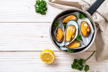 deniz ürünleri midye maydanoz ve limon ile