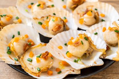 Kızarmış deniz tarağı, tereyağı ve sarımsak.