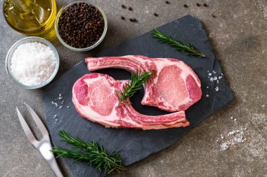 taze domuz pirzolası ham madde ile