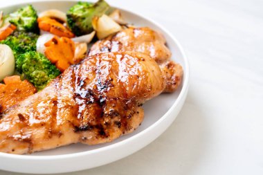 çukurunu tavuk göğsü biftek sebze (brokoli, havuç, soğan ile)