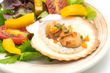 Beyaz arka plan üzerinde izole sebzeli ızgara tarak shell