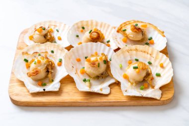 Kızarmış deniz tarağı, tereyağı ve sarımsak.