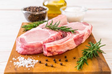 taze domuz pirzolası ham madde ile