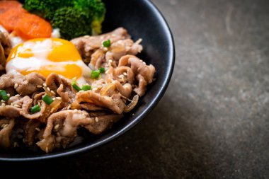 Donburi, domuz eti Pilav kasesi onsen yumurta ve sebze - Japon gıda tarzı