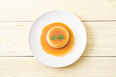 Naneli ev yapımı karamel kremalı puding.