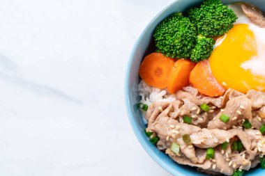 Donburi, domuz eti Pilav kasesi onsen yumurta ve sebze - Japon gıda tarzı