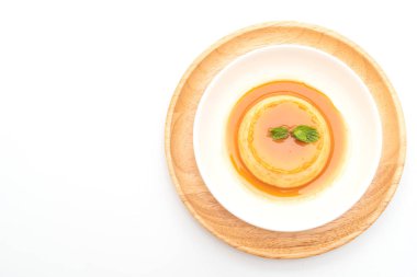 Ev yapımı karamel kremalı puding beyaz arka plan üzerinde izole
