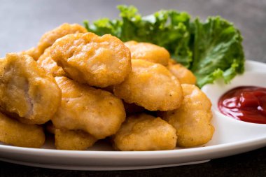 Soslu tavuk nugget, sağlıksız yemek.