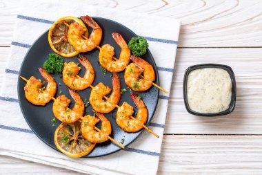 Limon - deniz ürünleri tarzı ile ızgara kaplan karides şiş